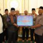 Bupati Eka Putra menyerahkan bantuan dana untuk Masjid Raudhatul Muttaqim. (Foto: Prokopim Tanah Datar)