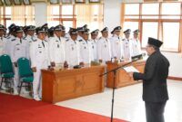 Bupati Eka Putra mengukuhkan perpanjangan masa jabatan 75 wali nagari dan BPRN. (Foto: Prokopim Tanah Datar)