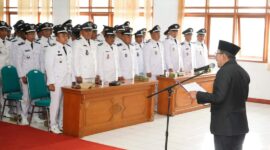 Bupati Eka Putra mengukuhkan perpanjangan masa jabatan 75 wali nagari dan BPRN. (Foto: Prokopim Tanah Datar)