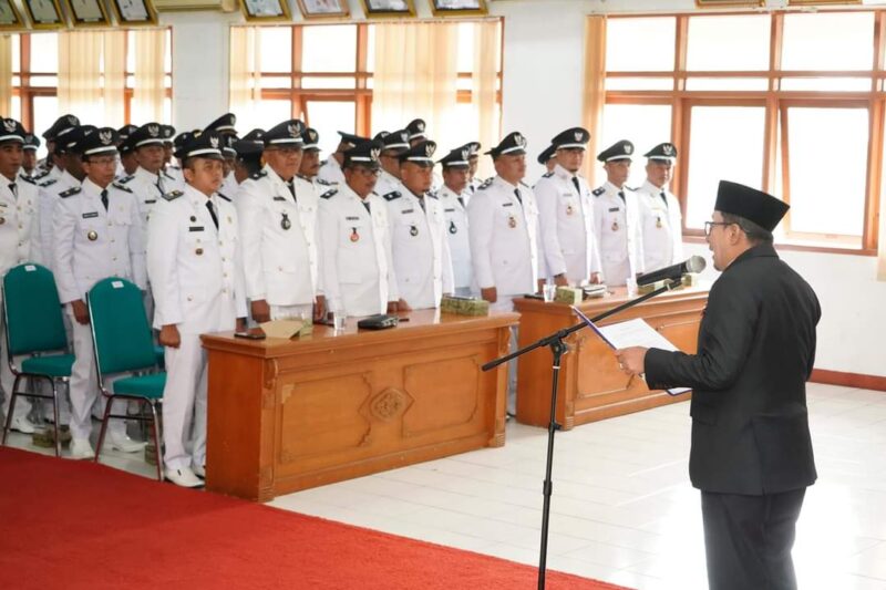 Bupati Eka Putra mengukuhkan perpanjangan masa jabatan 75 wali nagari dan BPRN. (Foto: Prokopim Tanah Datar)