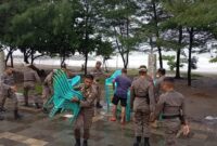 Petugas Satpol PP Padang menertibkan barang-barang PKL di kawasan Pantai Cimpago. (Foto: Satpol PP Padang)