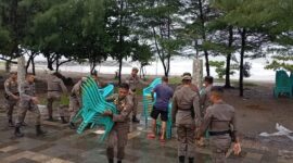 Petugas Satpol PP Padang menertibkan barang-barang PKL di kawasan Pantai Cimpago. (Foto: Satpol PP Padang)