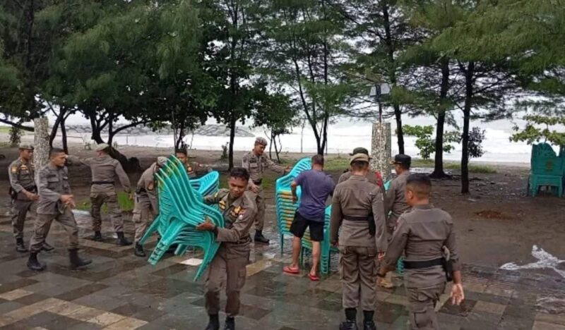 Petugas Satpol PP Padang menertibkan barang-barang PKL di kawasan Pantai Cimpago. (Foto: Satpol PP Padang)