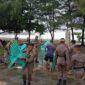 Petugas Satpol PP Padang menertibkan barang-barang PKL di kawasan Pantai Cimpago. (Foto: Satpol PP Padang)