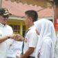 Bupati Solsel Khairunas menyerahkan seragam sekolah kepada siswa. (Foto: Prokopim Solsel)