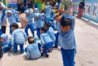 Siswa TK Islam Khaira Ummah Kelurahan Koto Panjang Ikur Koto panik berhamburan keluar ruangan. (Foto: Diskominfo Padang)