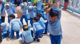 Siswa TK Islam Khaira Ummah Kelurahan Koto Panjang Ikur Koto panik berhamburan keluar ruangan. (Foto: Diskominfo Padang)