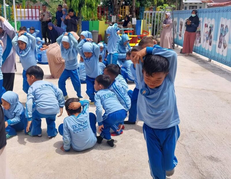 Siswa TK Islam Khaira Ummah Kelurahan Koto Panjang Ikur Koto panik berhamburan keluar ruangan. (Foto: Diskominfo Padang)