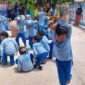 Siswa TK Islam Khaira Ummah Kelurahan Koto Panjang Ikur Koto panik berhamburan keluar ruangan. (Foto: Diskominfo Padang)