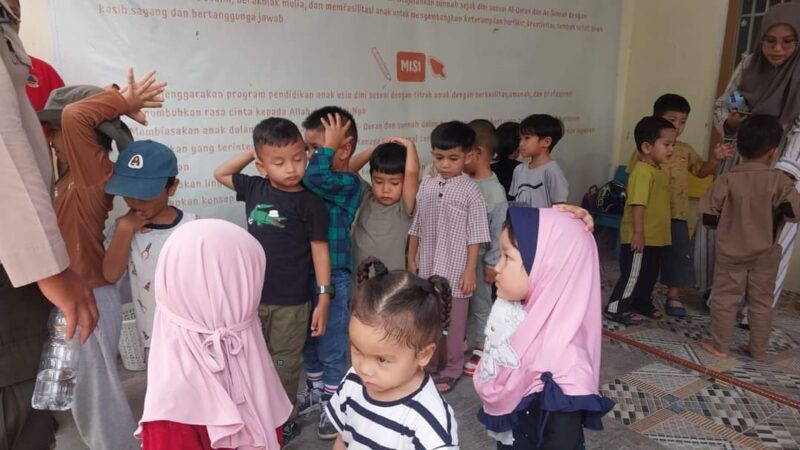 Anak-anak usia dini Ummah Islamic Learner Center Padang saat simulasi bencana gempa. (Foto: Diskominfo Padang)