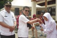 Pjs Bupati Solsel Adib Alfikri menyerahkan bantuan peralatan kepada pelaku UMKM. (Foto: Prokopim Solsel)