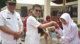 Pjs Bupati Solsel Adib Alfikri menyerahkan bantuan peralatan kepada pelaku UMKM. (Foto: Prokopim Solsel)