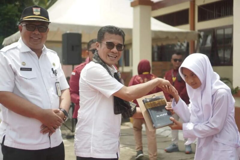 Pjs Bupati Solsel Adib Alfikri menyerahkan bantuan peralatan kepada pelaku UMKM. (Foto: Prokopim Solsel)