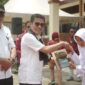 Pjs Bupati Solsel Adib Alfikri menyerahkan bantuan peralatan kepada pelaku UMKM. (Foto: Prokopim Solsel)