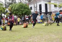 Keceriaan lomba permainan tradisional di halaman kantor Balai Kota Padang. (Foto: Diskominfo Kota Pariaman)

