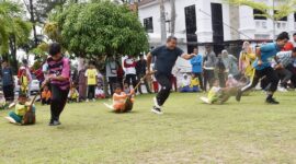 Keceriaan lomba permainan tradisional di halaman kantor Balai Kota Padang. (Foto: Diskominfo Kota Pariaman)
