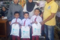 Pemko Pariaman menyerahkan bantuan seragam sekolah kepada siswa kurang mampu di Kota Pariaman. (Foto: Kominfo Kota Pariaman)