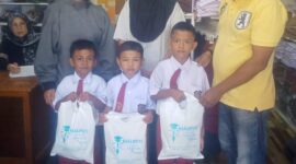 Pemko Pariaman menyerahkan bantuan seragam sekolah kepada siswa kurang mampu di Kota Pariaman. (Foto: Kominfo Kota Pariaman)