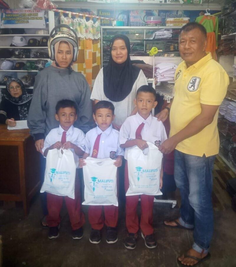 Pemko Pariaman menyerahkan bantuan seragam sekolah kepada siswa kurang mampu di Kota Pariaman. (Foto: Kominfo Kota Pariaman)