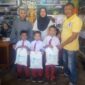 Pemko Pariaman menyerahkan bantuan seragam sekolah kepada siswa kurang mampu di Kota Pariaman. (Foto: Kominfo Kota Pariaman)