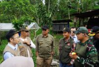 Kunjungan lapangan ke lokasi rencana pemasangan MHEWS di Lumbung Bapereng, Nagari Rao-Rao, pada Minggu (29/9/2024). (Foto: Prokopim Tanah Datar)