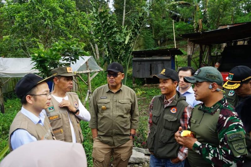 Kunjungan lapangan ke lokasi rencana pemasangan MHEWS di Lumbung Bapereng, Nagari Rao-Rao, pada Minggu (29/9/2024). (Foto: Prokopim Tanah Datar)