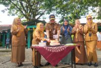 Pj Wali Kota Padang Andree Algamar memotong kue ulang tahun saat peringatan HUT ke-24 RSUD dr. Rasidin Padang. (Foto: Prokopim Padang)