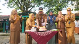 Pj Wali Kota Padang Andree Algamar memotong kue ulang tahun saat peringatan HUT ke-24 RSUD dr. Rasidin Padang. (Foto: Prokopim Padang)