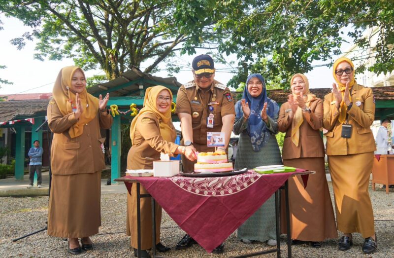 Pj Wali Kota Padang Andree Algamar memotong kue ulang tahun saat peringatan HUT ke-24 RSUD dr. Rasidin Padang. (Foto: Prokopim Padang)