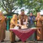 Pj Wali Kota Padang Andree Algamar memotong kue ulang tahun saat peringatan HUT ke-24 RSUD dr. Rasidin Padang. (Foto: Prokopim Padang)