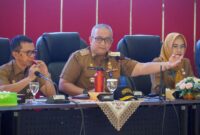 Pj Wali Kota Padang Andree Algamar saat memimpin rapat terbatas, Senin (2/9/2024). (Foto: Prokopim Padang)