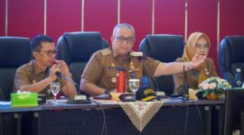 Pj Wali Kota Padang Andree Algamar saat memimpin rapat terbatas, Senin (2/9/2024). (Foto: Prokopim Padang)