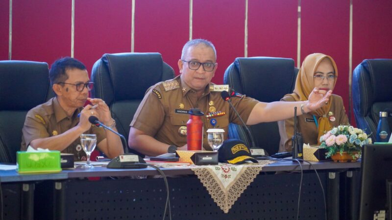 Pj Wali Kota Padang Andree Algamar saat memimpin rapat terbatas, Senin (2/9/2024). (Foto: Prokopim Padang)