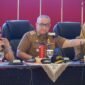 Pj Wali Kota Padang Andree Algamar saat memimpin rapat terbatas, Senin (2/9/2024). (Foto: Prokopim Padang)
