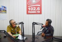 Pj Wali Kota Padang Andree Algamar saat Dialog Khusus bersama Padang FM, Selasa (2/9/2024). (Foto: Prokopim Padang)