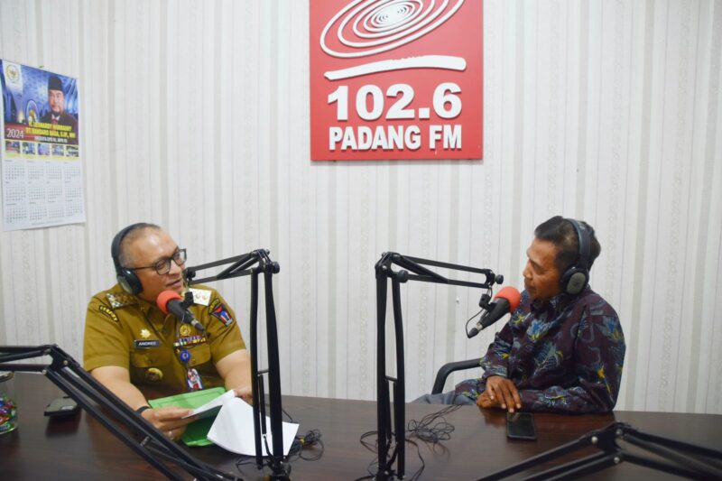 Pj Wali Kota Padang Andree Algamar saat Dialog Khusus bersama Padang FM, Selasa (2/9/2024). (Foto: Prokopim Padang)