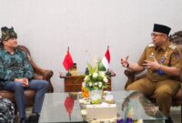 Pj Wali Kota Padang Andree Algamar menerima Konjen Tiongkok di Medan Mr. Zhang Min, di Rumah Dinas Wali Kota Padang, Senin (2/9/2024). (Foto: Prokopim Padang)