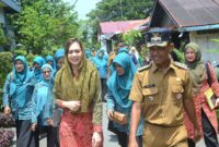 Pj Ketua TP-PKK Padang Ny. Vanny Andree Algamar melakukan penilaian/verifikasi lapangan. (Foto: Prokopim Padang)