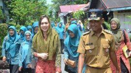 Pj Ketua TP-PKK Padang Ny. Vanny Andree Algamar melakukan penilaian/verifikasi lapangan. (Foto: Prokopim Padang)