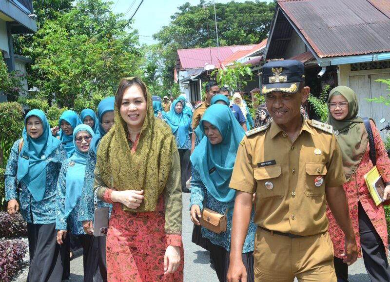 Pj Ketua TP-PKK Padang Ny. Vanny Andree Algamar melakukan penilaian/verifikasi lapangan. (Foto: Prokopim Padang)