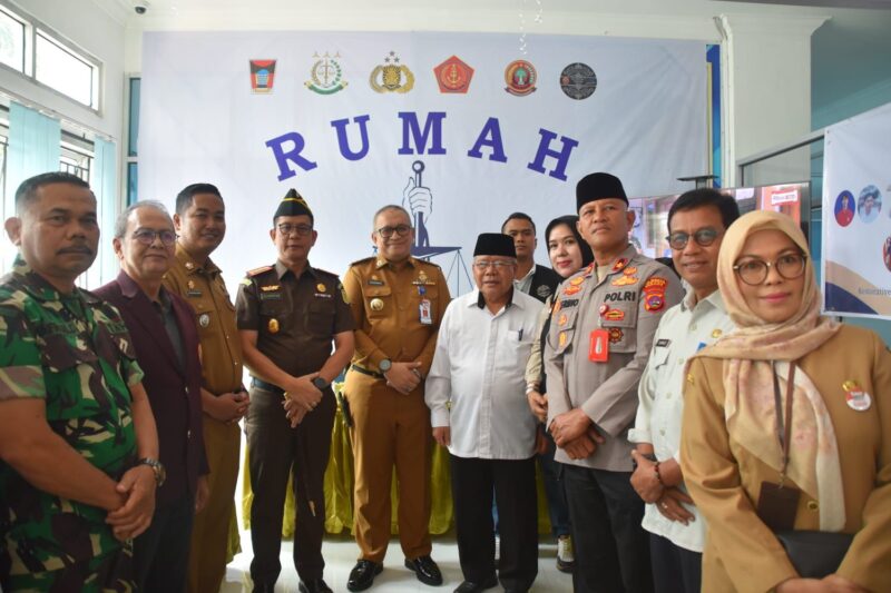 Pj Wali Kota Padang, Andree Algamar meresmikan Rumah Restorative Justice di Kecamatan Koto Tangah, Selasa (3/9/2024). (Foto: Prokopim Padang)