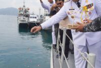 Pj Wali Kota Padang Andree Algamar melakukan tabur bunga dalam rangka HUT ke-79 TNI AL, Rabu (4/8/2024). (Foto: Prokopim Padang)