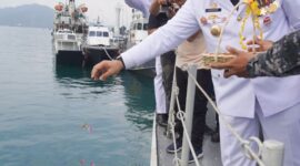 Pj Wali Kota Padang Andree Algamar melakukan tabur bunga dalam rangka HUT ke-79 TNI AL, Rabu (4/8/2024). (Foto: Prokopim Padang)