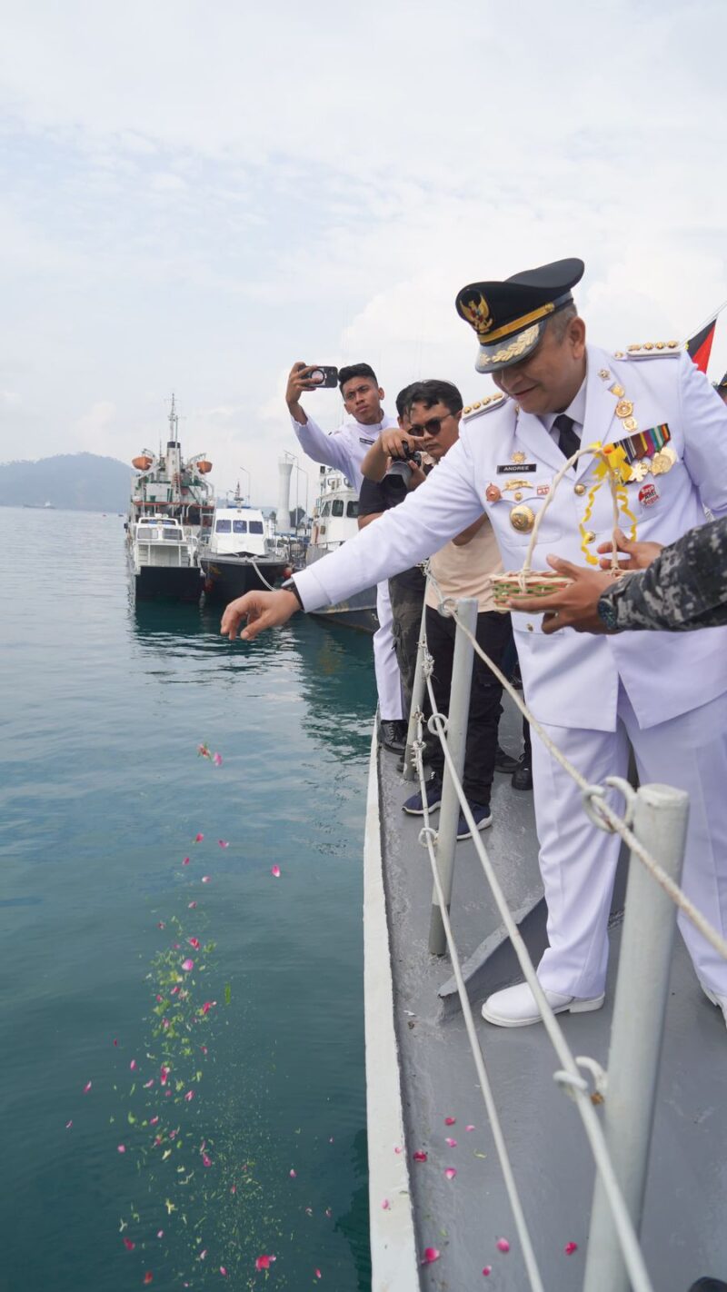 Pj Wali Kota Padang Andree Algamar melakukan tabur bunga dalam rangka HUT ke-79 TNI AL, Rabu (4/8/2024). (Foto: Prokopim Padang)