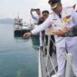 Pj Wali Kota Padang Andree Algamar melakukan tabur bunga dalam rangka HUT ke-79 TNI AL, Rabu (4/8/2024). (Foto: Prokopim Padang)