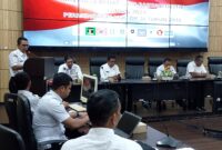 Asisten I Setdako Padang Edi Hasymi memberikan sambutan sekaligus membuka acara sosialisasi. 