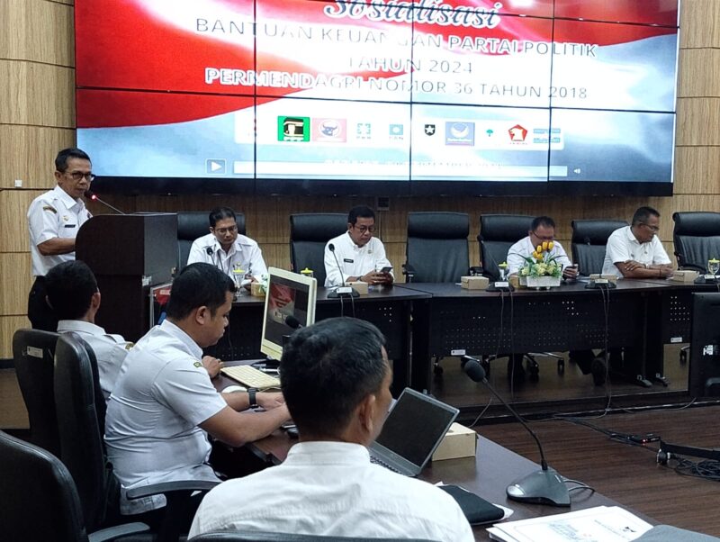 Asisten I Setdako Padang Edi Hasymi memberikan sambutan sekaligus membuka acara sosialisasi. 