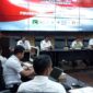 Asisten I Setdako Padang Edi Hasymi memberikan sambutan sekaligus membuka acara sosialisasi. 