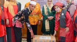 DPW (BK-IKM DKI Jakarta  menyalurkan bantuan bagi korban bencana banjir lahar dingin di Kabupaten Agam. (Foto: AMC)