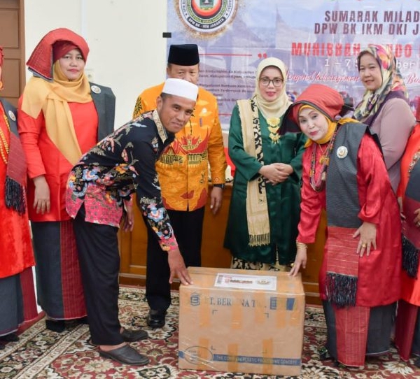 DPW (BK-IKM DKI Jakarta  menyalurkan bantuan bagi korban bencana banjir lahar dingin di Kabupaten Agam. (Foto: AMC)